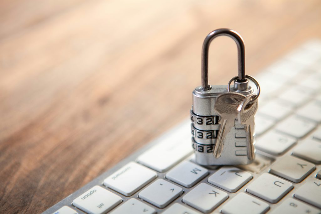 Cadenas et clés posés sur un clavier d'ordinateur — sécuriser les filtres d'entrée d'un agent IA connecté à la messagerie.